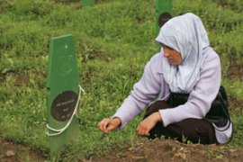 Bosnian Muslim woman at graveside