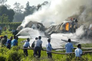Garuda indonesia plane crash landing
