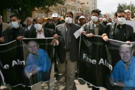 Palestinian journalists hold up a poster of kidnapped BBC reporter Alan Johnston during a rally in Gaza City, 02 April 2007