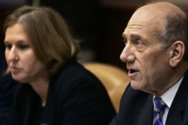 Israeli Prime Minister Ehud Olmert speaks as Foreign Minister Tzipi Livni (L) looks on during a special meeting of the cabinet at his office in Jerusalem, 02 May 2007. AFP