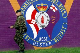 #727464: British Army soldier in front of UVF loyalist mural, Belfast, Northern Ireland, photo [AP]