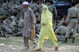 pakistani mosque clashes yellow niqab