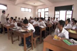 Inside Indonesia's Islamic schools - 101 East - School room