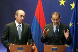 EU foreign policy chief Javier Solana (R) and the president of Armenia Robert Kocharian