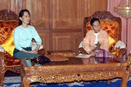 Aung San Suu Kyi meets party leaders