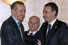 Turkish Prime Minister, Recep Tayyip Erdogan (L) and Spanish Prime Minister Jose Luis Rodriguez Zapatero