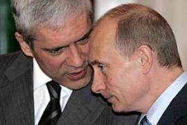 Serbian President Boris Tadic (L) talks with Russian President Vladimir Putin