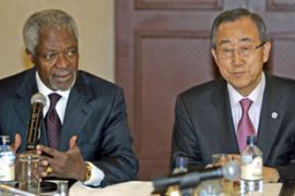 U.N. Secretary-General South Korean Ban Ki-Moon (R) and his predecessor Ghanaian Kofi Annan