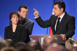 NEM91 - Paris, FRANCE : French President Nicolas Sarkozy (R) gestures during his speech, flanked by French Minister responsible for Urban Affairs Fadela Amara (L) and Ecology Minister Jean-Louis Borloo