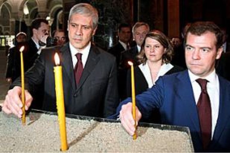 Serbian President Boris Tadic (L) and Russian deputy prime minister Dmitry Medvedev