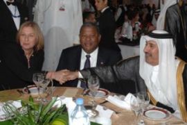 Doha, QATAR : Israeli Foreign Minister Tzipi Livni (L) shakes hands with her Qatari counterpart Sheikh Hamad bin Jassem bin Jabr al-Thani,