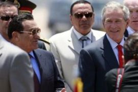 Egyptian President Hosni Mubarak (L) greets US President George W. Bush