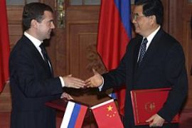 Russian President Dmitry Medvedev (R) shakes hand with his Chinese counterpart Hu Jintao