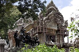 cambodia soldiers preah vihear temple