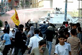 Diyarbakir, demonstrators clash with Turkish riot police