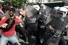 Riot police clash with strikers, Greece