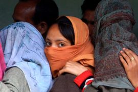 Kashmir women queue to vote India elections