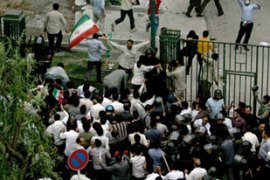 Mousavi supporters clash with Ahmadinejad supporters and police