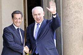 French President Nicolas Sarkozy (L) shakes hand with Israeli Prime Minister Benyamin Netanyahu