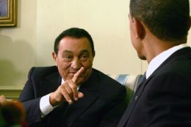 US President Barack Obama (R) talks with Egyptian President Hosni Mubarak