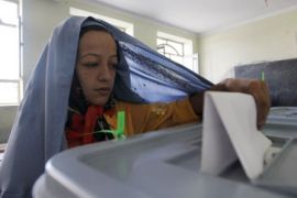 Afghan woman votes