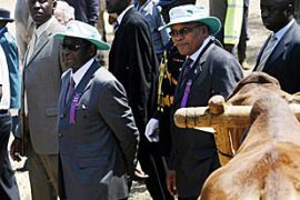Zimbabwe President Robert Mugabe (L) accompanies South African President Jacob Zuma