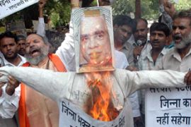 Right wingers burn Jaswant Singh''s effigy in India