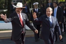 Mexican President Felipe Calderon (R) and Honduran ousted President Manuel Zelaya