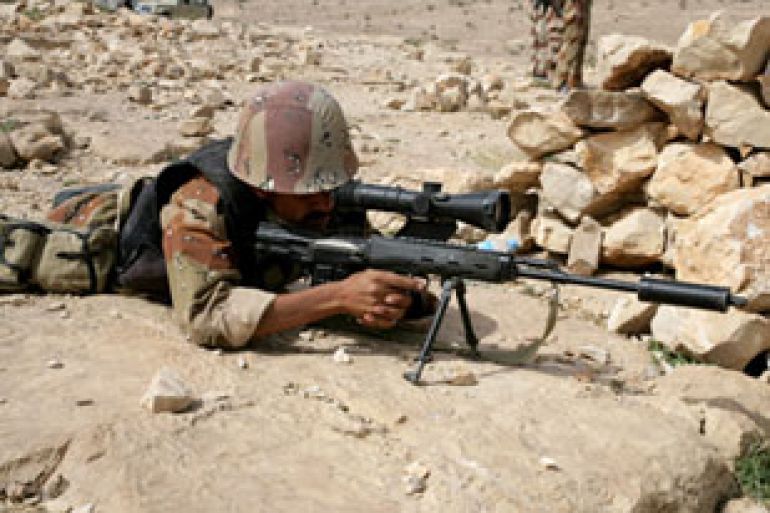 Yemeni soldier battles Houthi fighters
