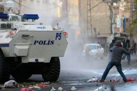 Riots in Diyarbakir after Kurdish party banned