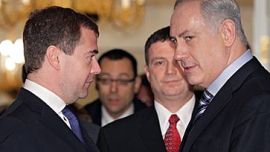 Russian President Dmitry Medvedev (L) and Israeli Prime Minister Benjamin Netanyahu