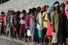 Haitians queue for food