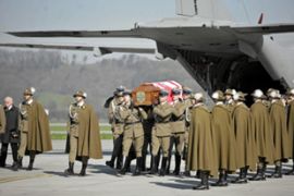 Soldiers carry the coffin of the President Kaczynski