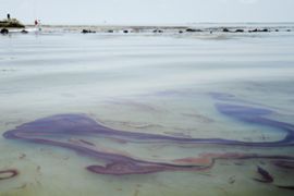 BP oil spill makes patterns in the water