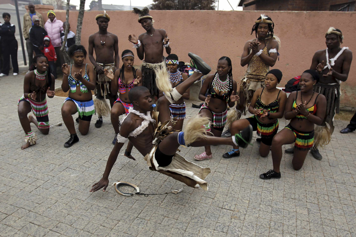 Traditional dancers entertain fans during arrival of the Ghanaian 2010 World Cup team
