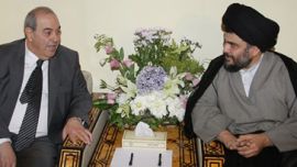 Iyad Allawi (L) speaks with Moqtada al-Sadr
