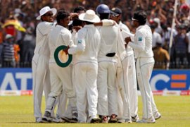 Sri Lanka''s players celebrate Muralitharan wicket