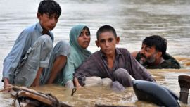 People scramble to safety from Pakistan floods