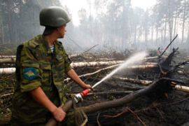 Russian paratrooper tackles wildfire