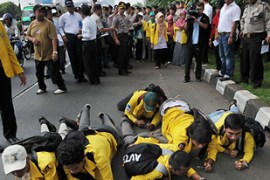 indonesians protest against religious intolerance
