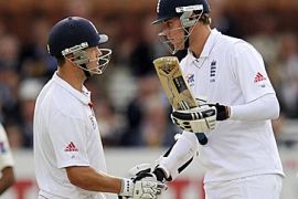 England''s Jonathan Trott (L) shakes hands with teammate Stuart Broad on the second day of the fourth NPower Test cricket match between England and Pakistan, at Lord''s Cricket Ground in London, England on August 27, 2010