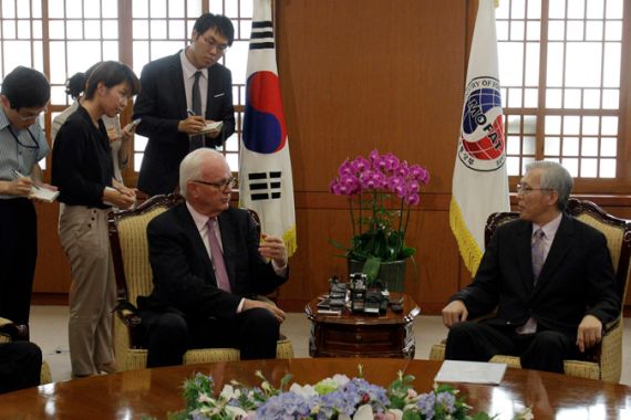 Bosworth talks with South Korea''s acting Foreign Minister Shin during their meeting in Seoul