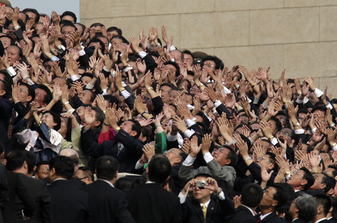 Crowds clap Kim Jong-il