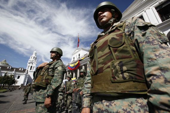 Ecuadorean troops outside presidential palace