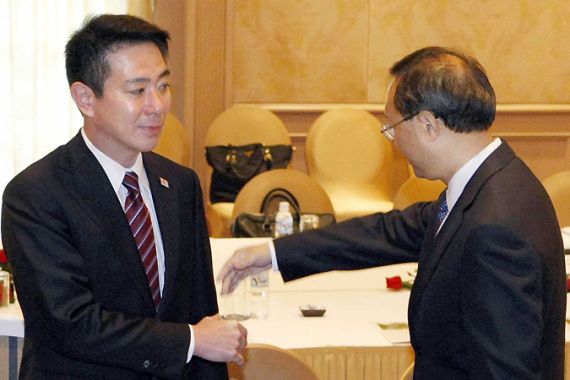 Chinese Foreign Minister Yang Jiechi (R) shakes hands with his Japanese counterpart Seiji Maehara