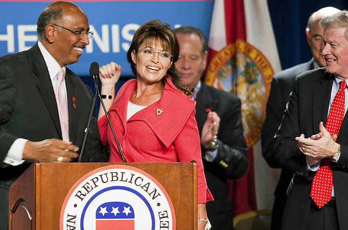 Palin gets cozy with RNC chairman