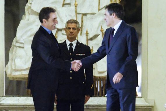 France''s president Nicolas Sarkozy (L) shakes hand with French Prime minister Francois Fillon