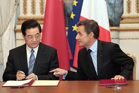 French President Nicolas Sarkozy (R) and Chinese President Hu Jintao (L) attend the signing of contracts and agreements in nuclear, aviation and energy deals at the Elysee Palace in Paris, on November 4, 2010.