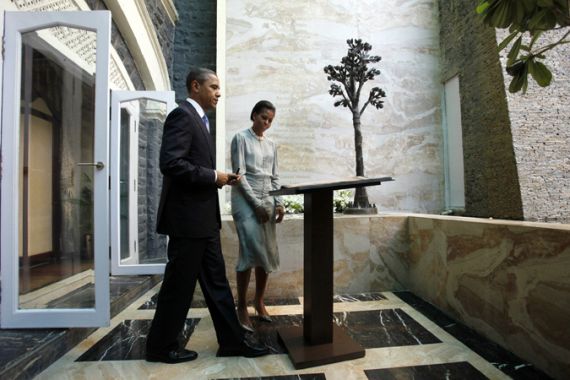 Obama and First Lady at Mumbai memorial