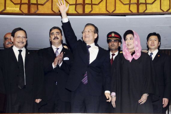 China''s PM Wen waves as his Pakistani counterpart Gilani applauds in Islamabad